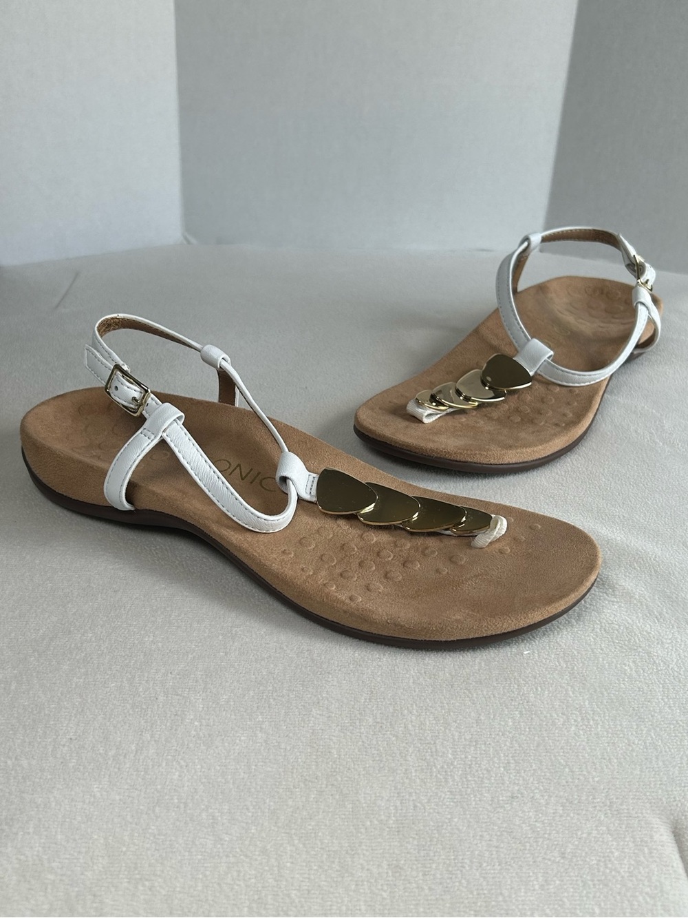 Vionic Miami Toe Post White T-Strap Sandals with Gold Leaf Accents Women’s Sz 8